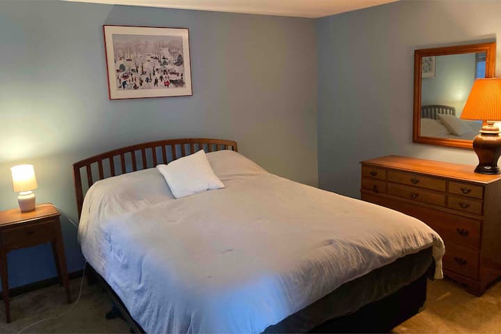 Dhomë gjumi "queen" në katin e parë me TV inteligjent 