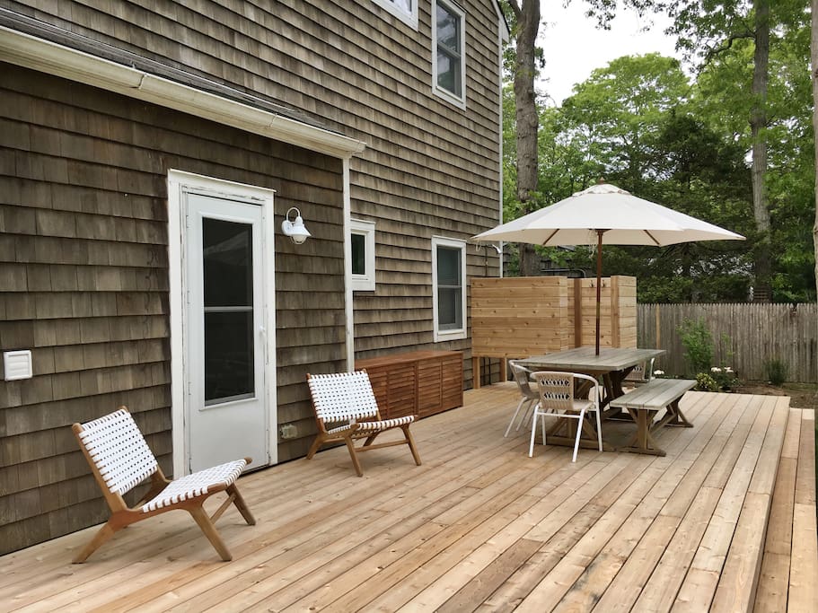 Large back deck with outdoor shower.