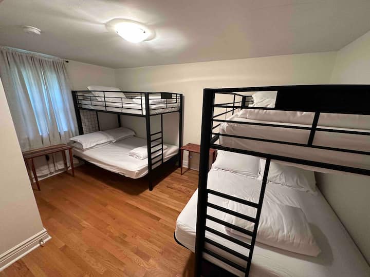 غرفة نوم بطابقين في الطابق الأول. 
2 سرير مزدوج 
2 سرير كامل