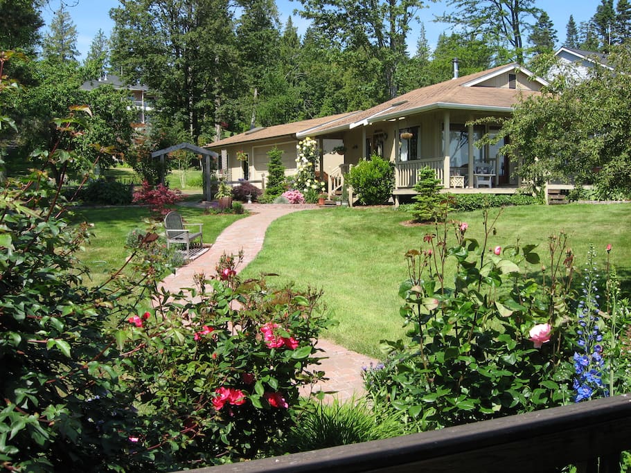 View of cabin at Seastar Cottage in summer.