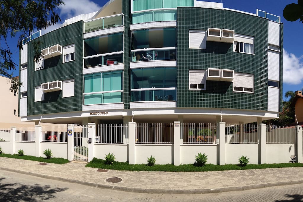 Frente do edifício a 60m da praia