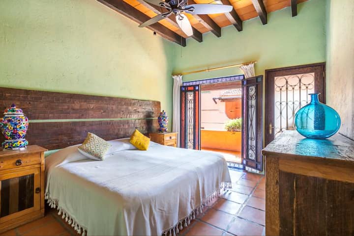 Ზემოთ. ოთახი შეიძლება წავიდეს მეფე ან 2 სინგლი. 