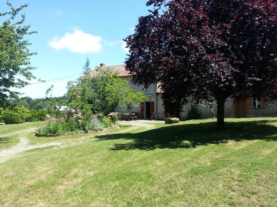 Jardin arboré et clos de murs