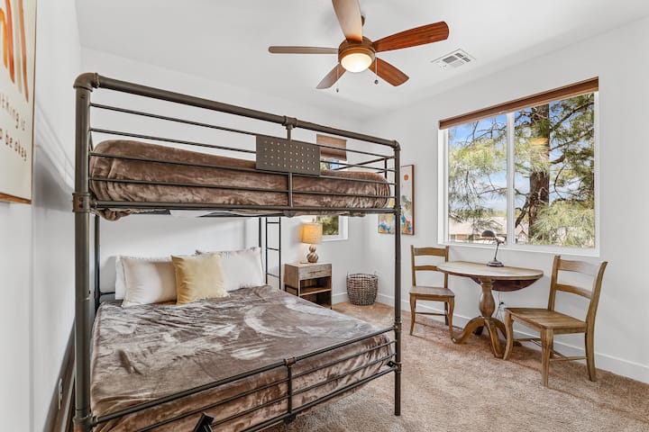 Bedroom #3 with double queen beds. ( Middle level)