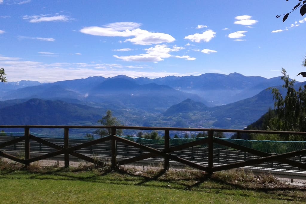 Vista panoramica dal giardino