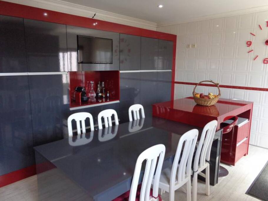 Cozinha e mesa para 10 pessoas