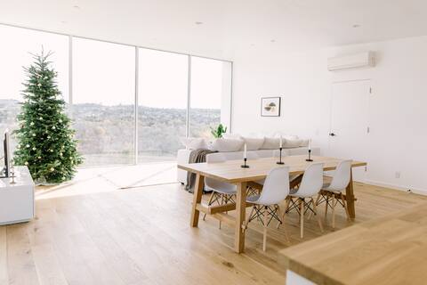 Glass House with Fiber Wifi, Hot Tub & Park Views