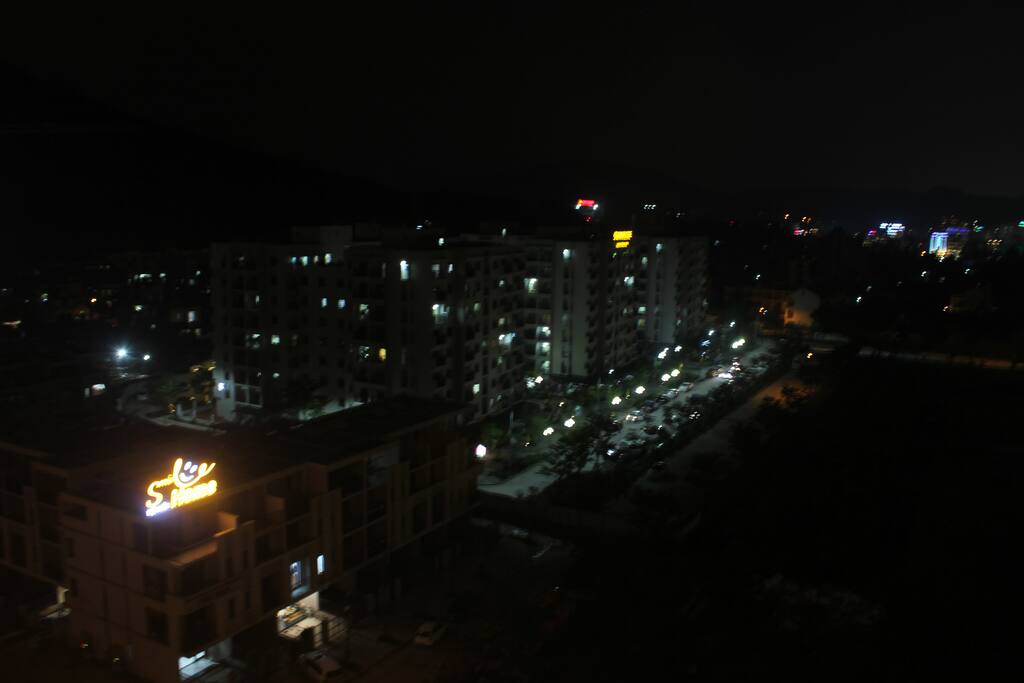 Từ căn hộ nhìn về đông bắc ban đêm