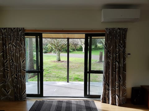 Top Airbnb: Idyllic Rotorua Haven: Kōtare Cottage in Rotorua District South