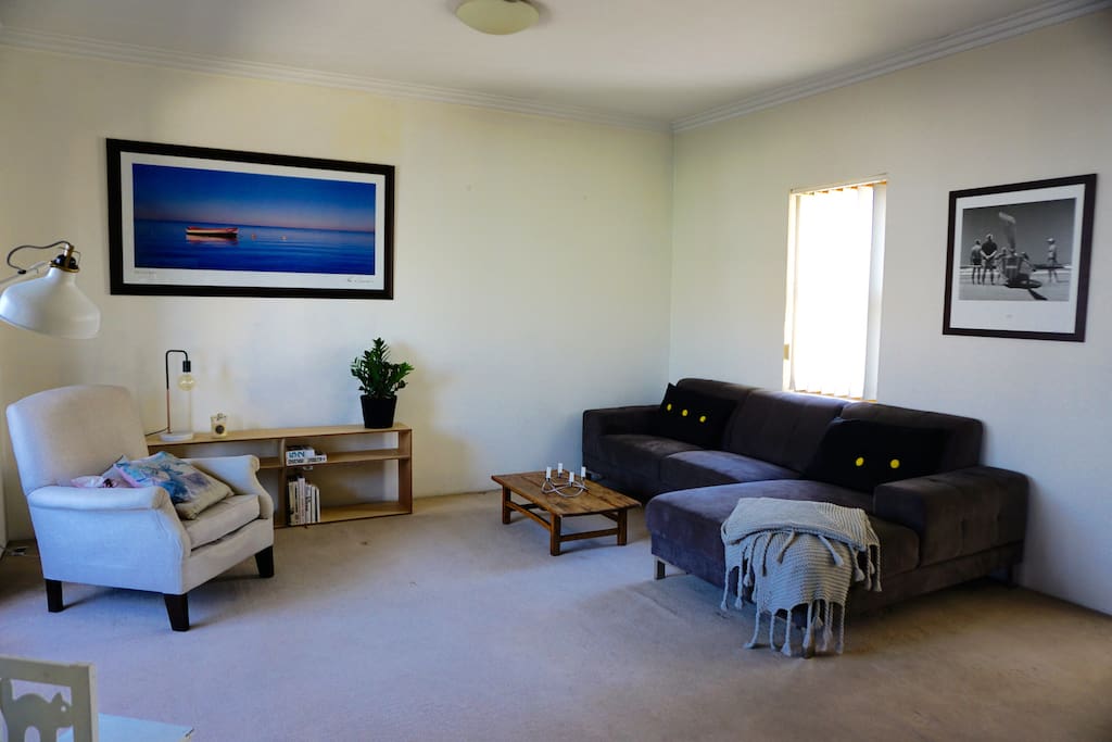 Living area with 3pp lounge.