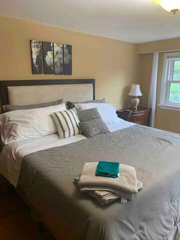 Beautiful 4 Bedroom Home with parking gallery image 3