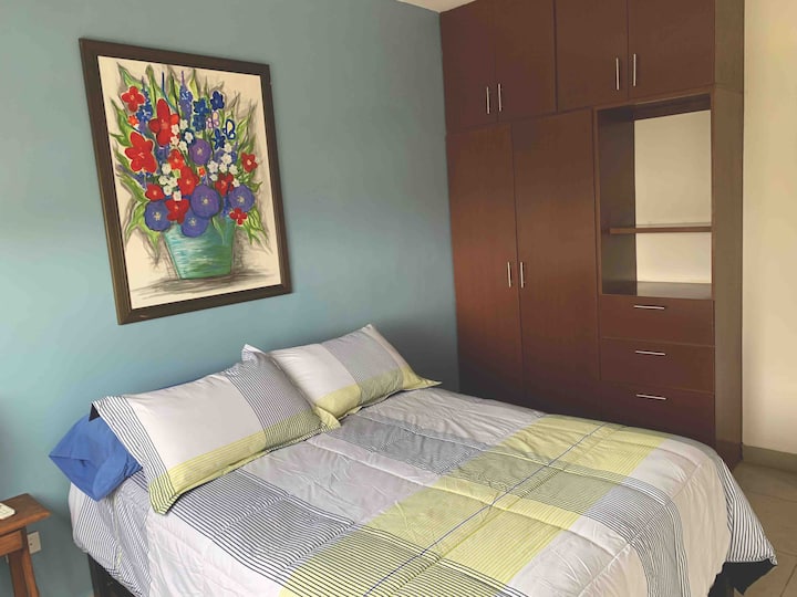 Habitación 2 , con cama matrimonial, aire acondicionado, ventilador, clóset y cortinas black out