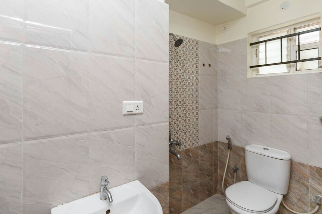 Compact bath