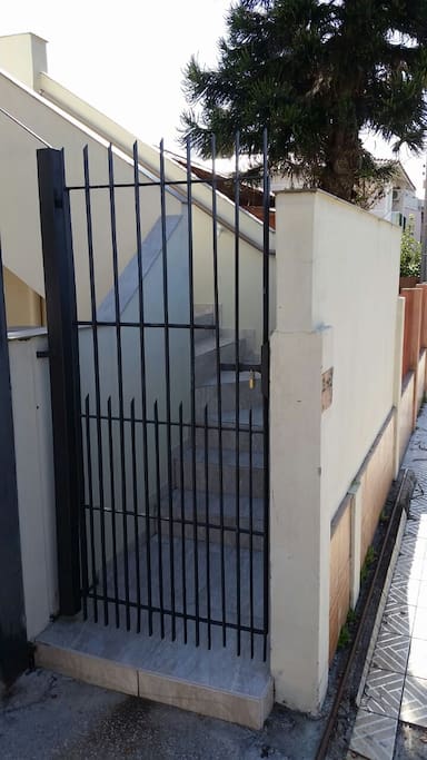 Acesso ao portão com cadeado.