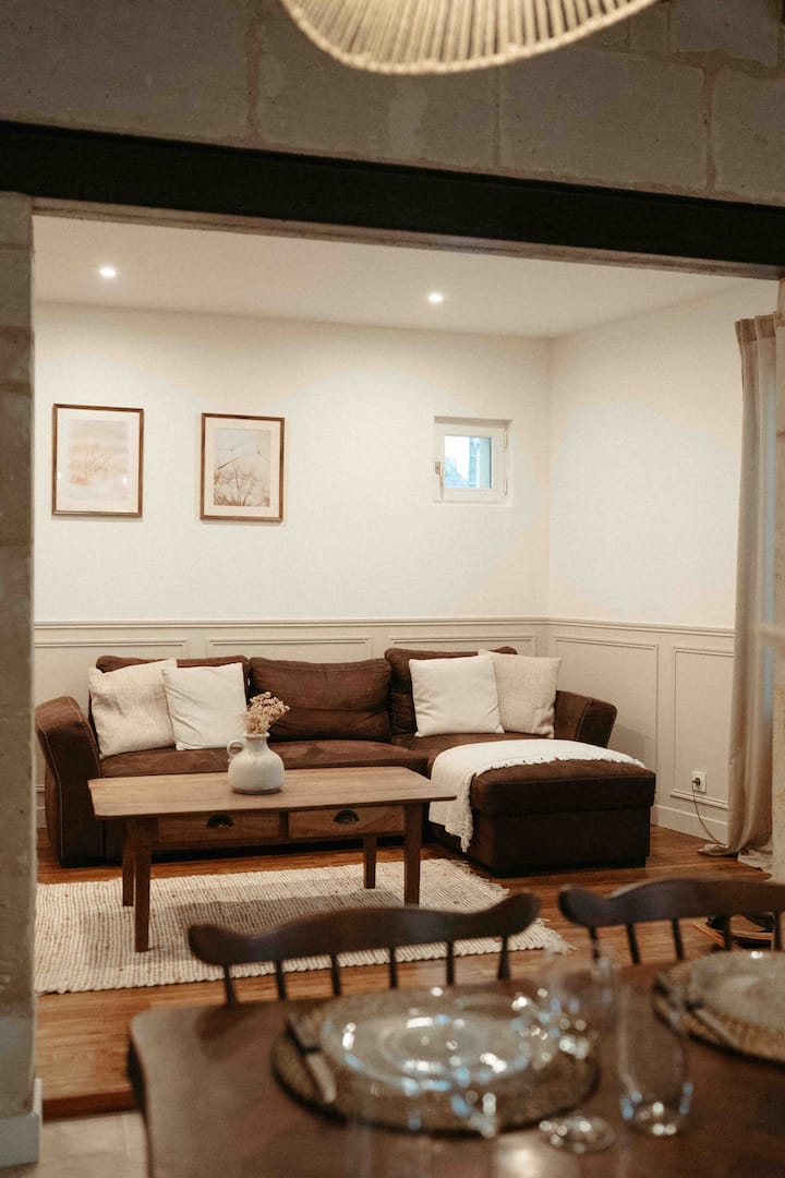 Голяма всекидневна с:
- един голям ъглов диван - кабриолет 
- Телевизор
- шкаф за игра за млади и стари 
- прозорци на всекидневната с бебешки стол 


и всекидневна с капаци на прозорците 