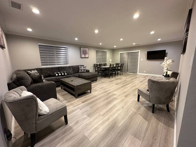 Cozy Home with Pool & Jacuzzi gallery image 2