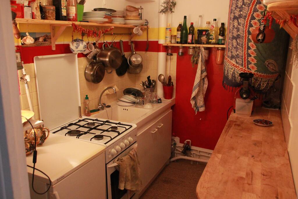 La cuisine équipée, les couleurs chaleureuses du sud se mélangent à nos souvenirs de voyage.