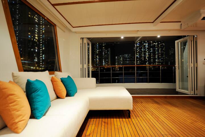 Spacious Houseboat – Whole Boat – Near Soho East gallery image 2