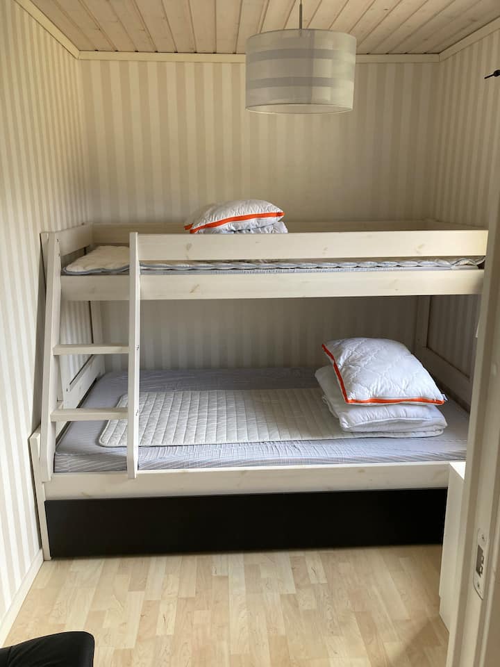 ห้องนอนพร้อมเตียงสองชั้นเตียงล่างกว้าง 120 ซม. 