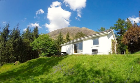 Inviting riverside cottage