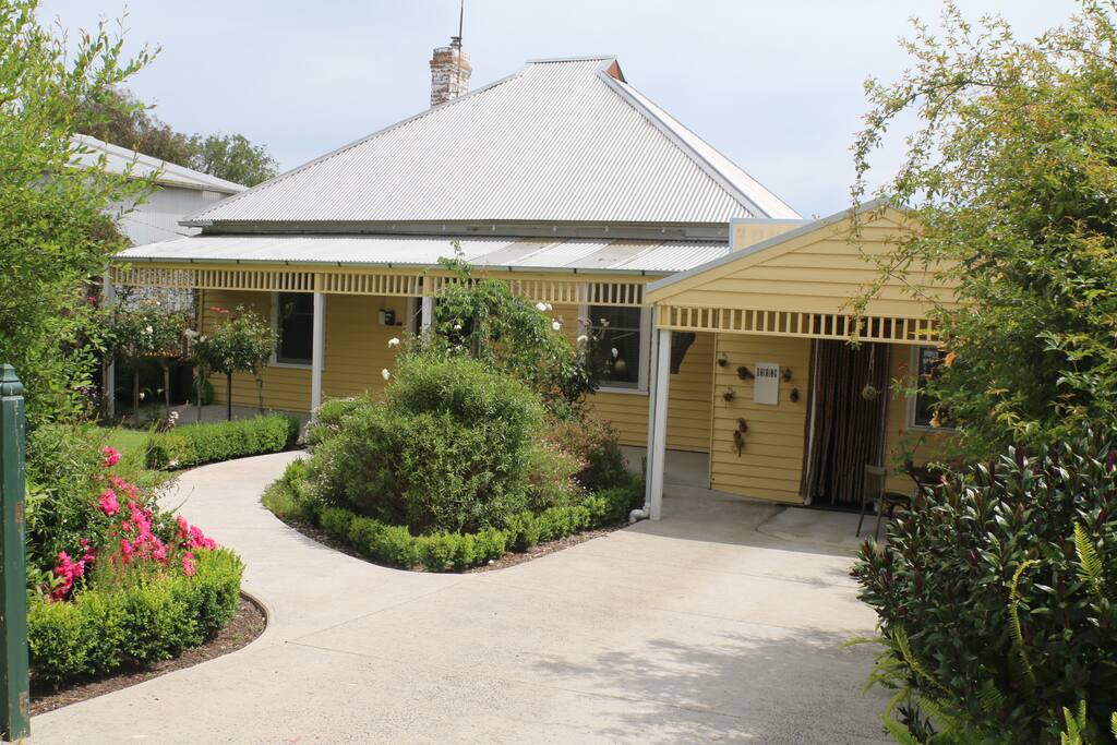 Elegant & Charming 1911 Federation cottage