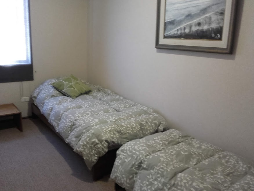 室内卧室，两张床。