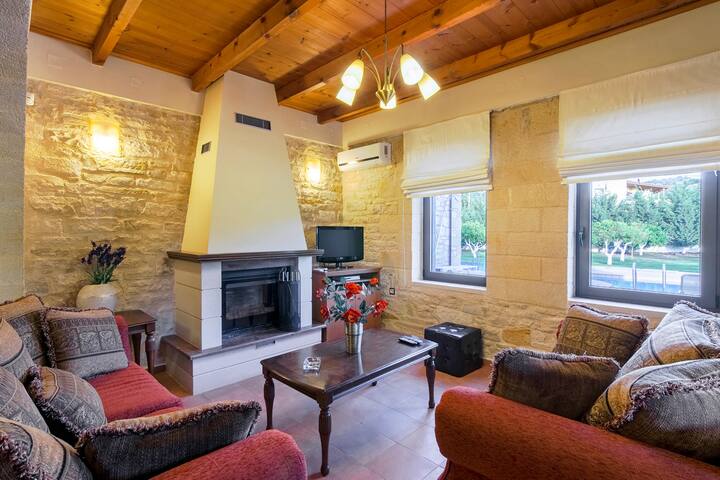 Traditional Stone Villa, 6 BD, 6 BA, private pool gallery image 3