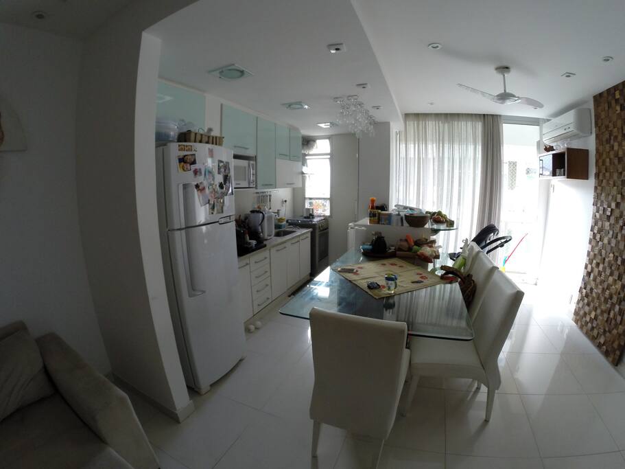 Mesa de jantar e cozinha americana