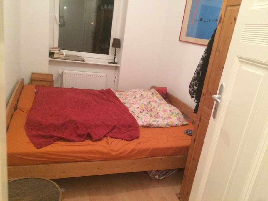 Schlafzimmer mit sehr großem Bett
