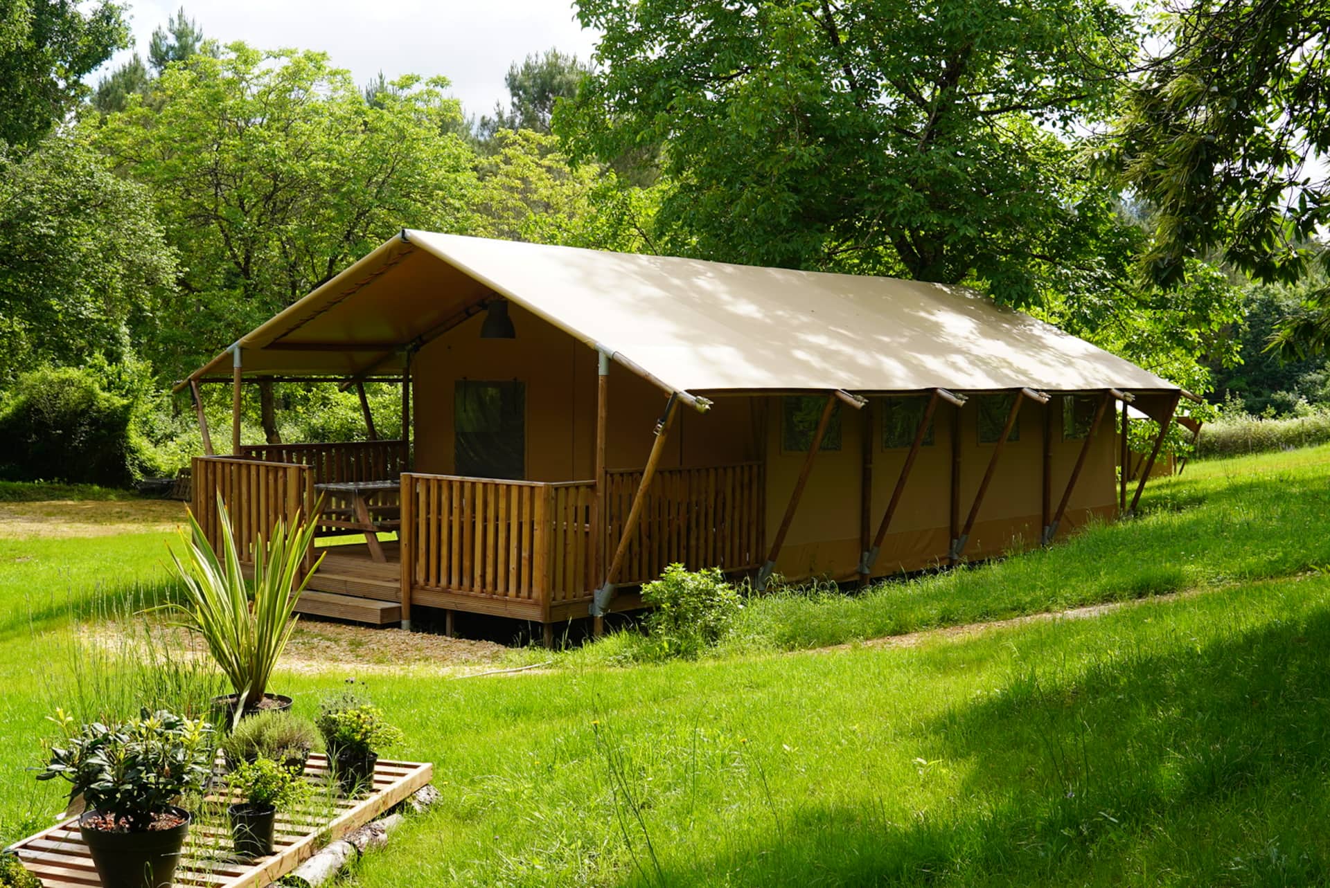Large comfortable 6p cottage in beautiful estate and pool