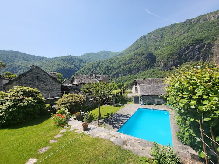 Apartment with pool and garden Avegno