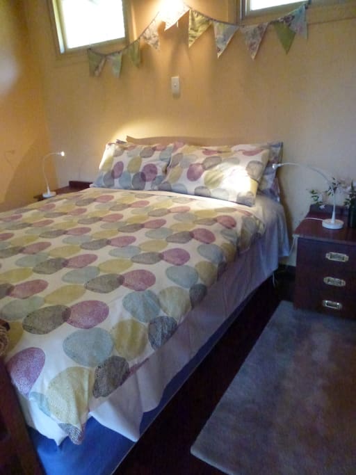 Cottage Queen bed