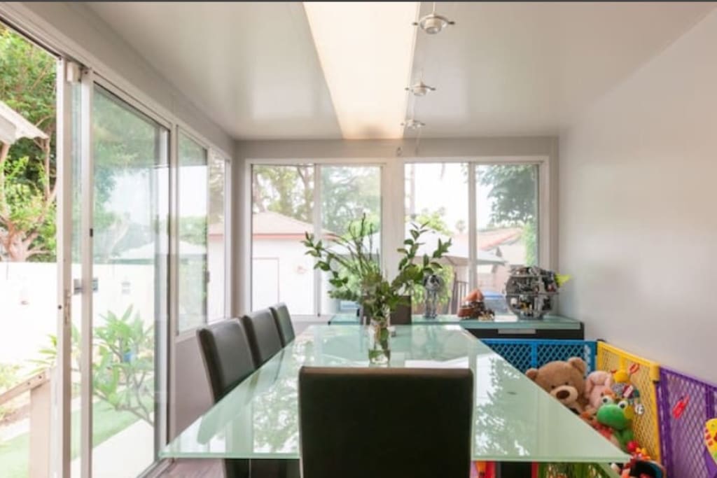 Sunny and bright dining room for breakfast and coffee