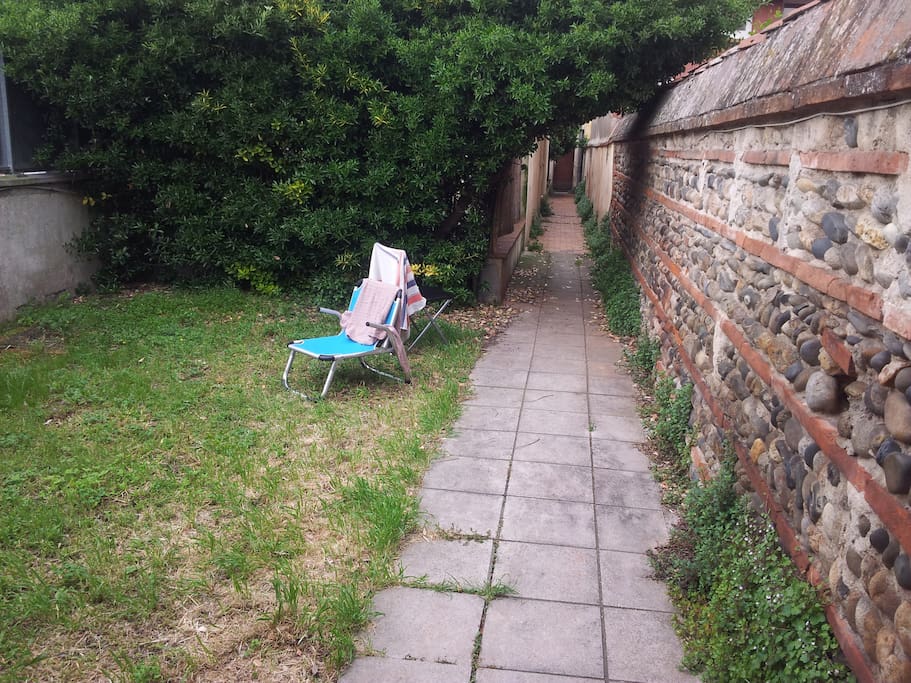 Jardin sans vis à vis en fond de coure