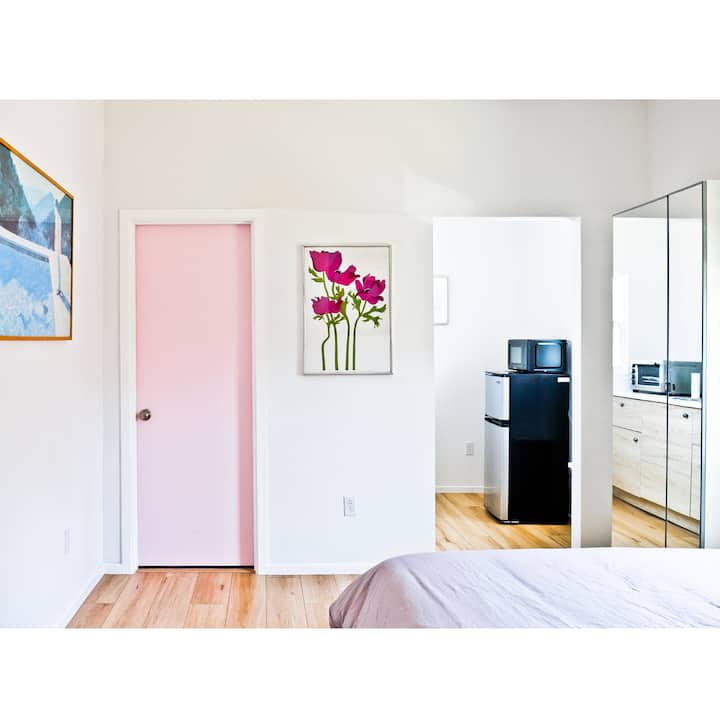 Ten en cuenta que tienes que caminar por el dormitorio para acceder al baño y la cocina. Mira las fotos cuidadosamente y asegúrate de estar contento con el diseño antes de reservar. 

Hay un pequeño armario vertical y cajones debajo de la cama.
