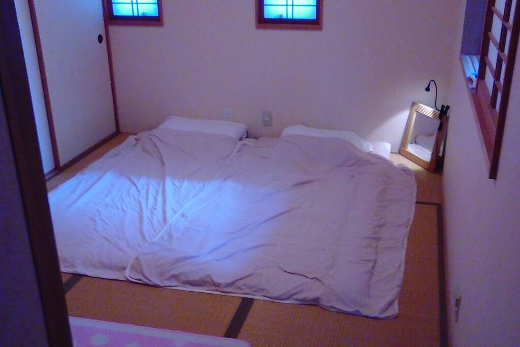 寝室は和室(畳6帖)に布団2組です。