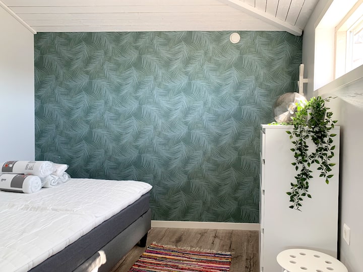 ห้องนอนพร้อมเตียงคู่และที่เก็บของ