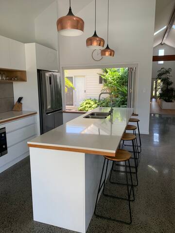 Gorgeous Home With Pool – Beachside Suffolk Park gallery image 3