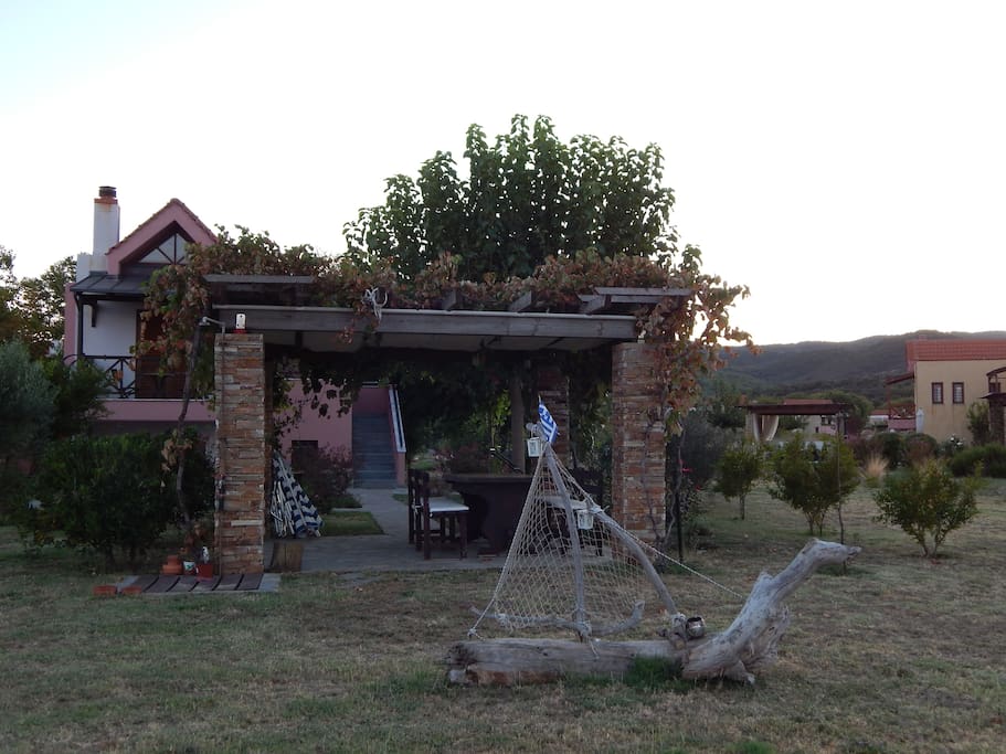 VIEW OF THE VILLA AND IT'S KIOSK
