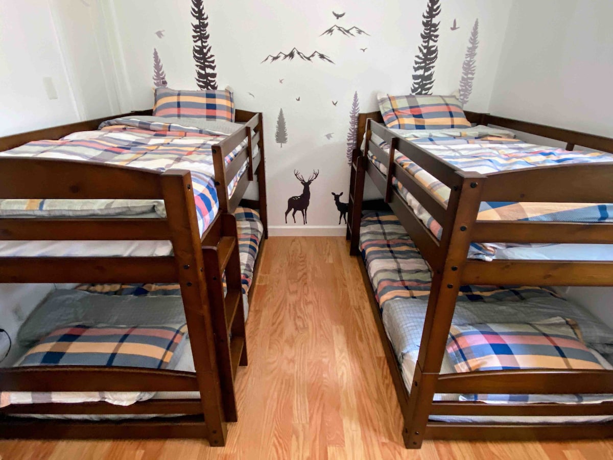 غرفة بطابقين مريحة ومريحة!