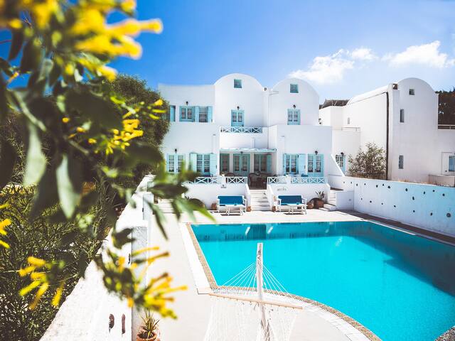 Aeolis Santorini Holiday House with Amazing Pool gallery image 4