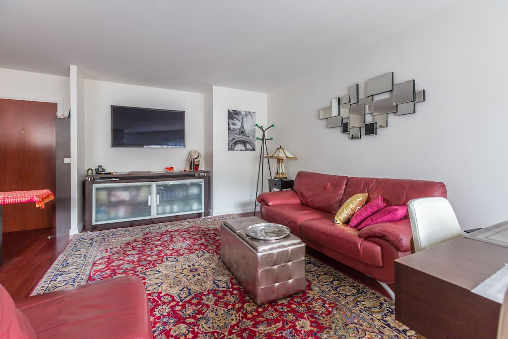 Salon cosy avec grande télé