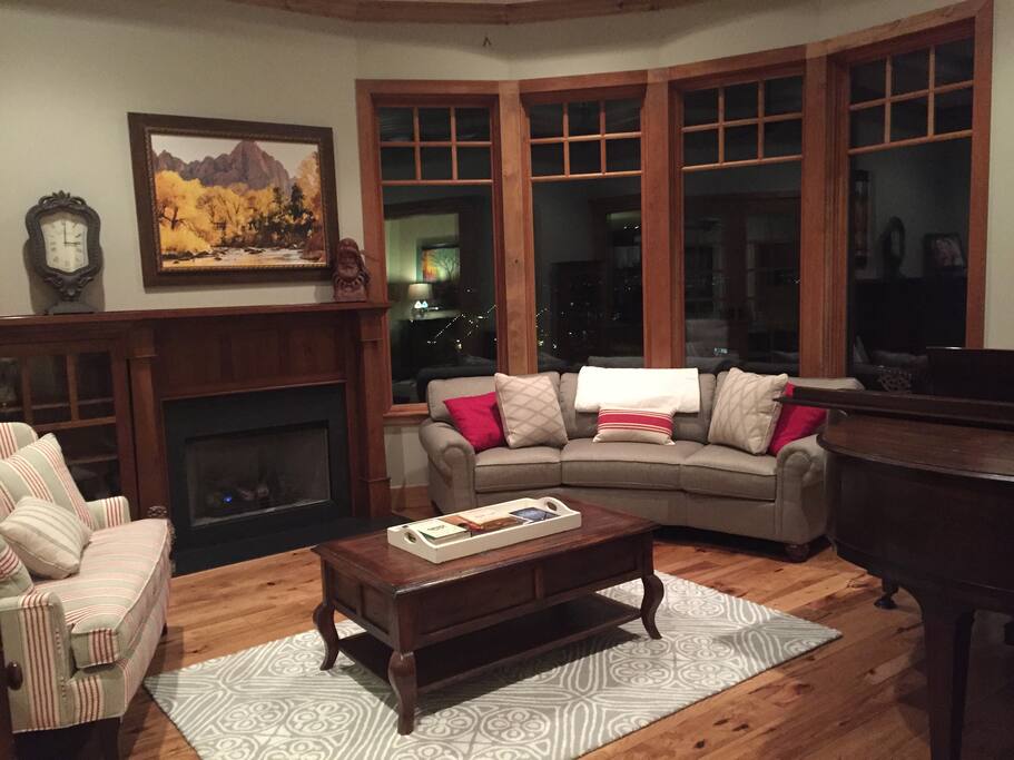 Living Room/Piano