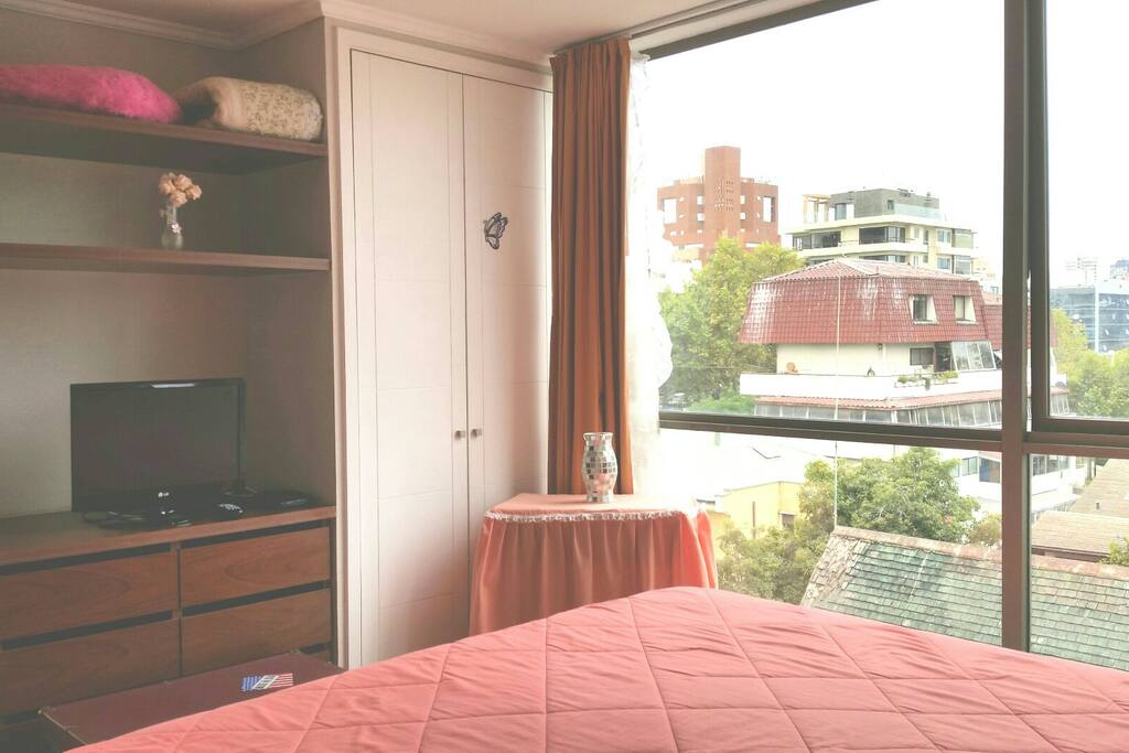 Cama King, TV 32" por cable , closet, percheros, cómoda y cortinas térmicas