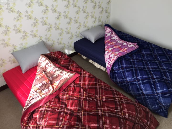 Esta es una habitación con vista a la montaña y vista a Takashi-san.