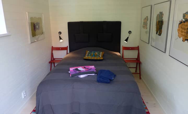 Spavaća soba s bračnim krevetom od 140 cm.