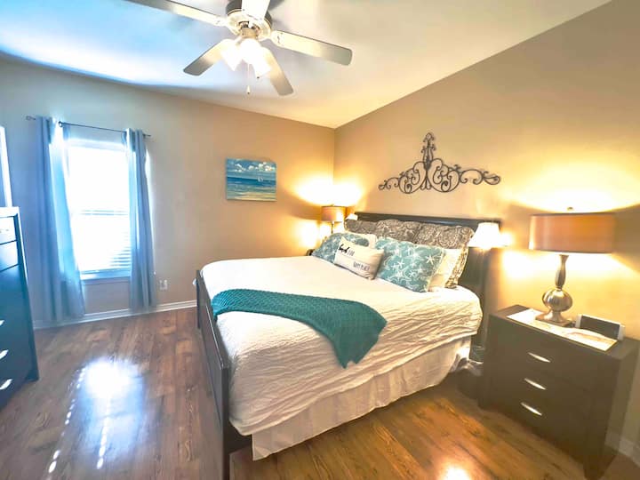 Bračni krevet (180x200) u glavnom apartmanu.