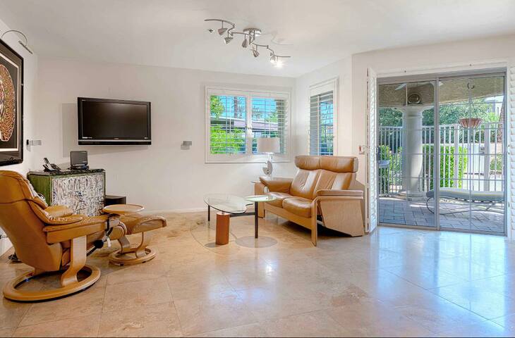 Wonderful  Full Condo Washer/Dryer & Parking