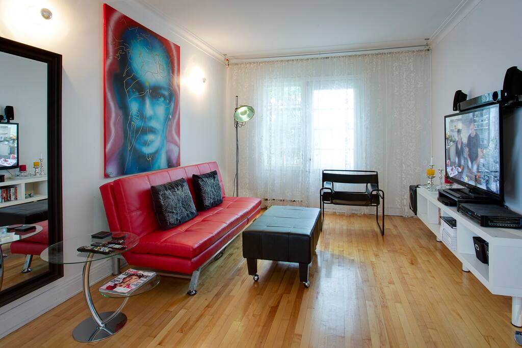 Salon avec Télé / Living Room with TV