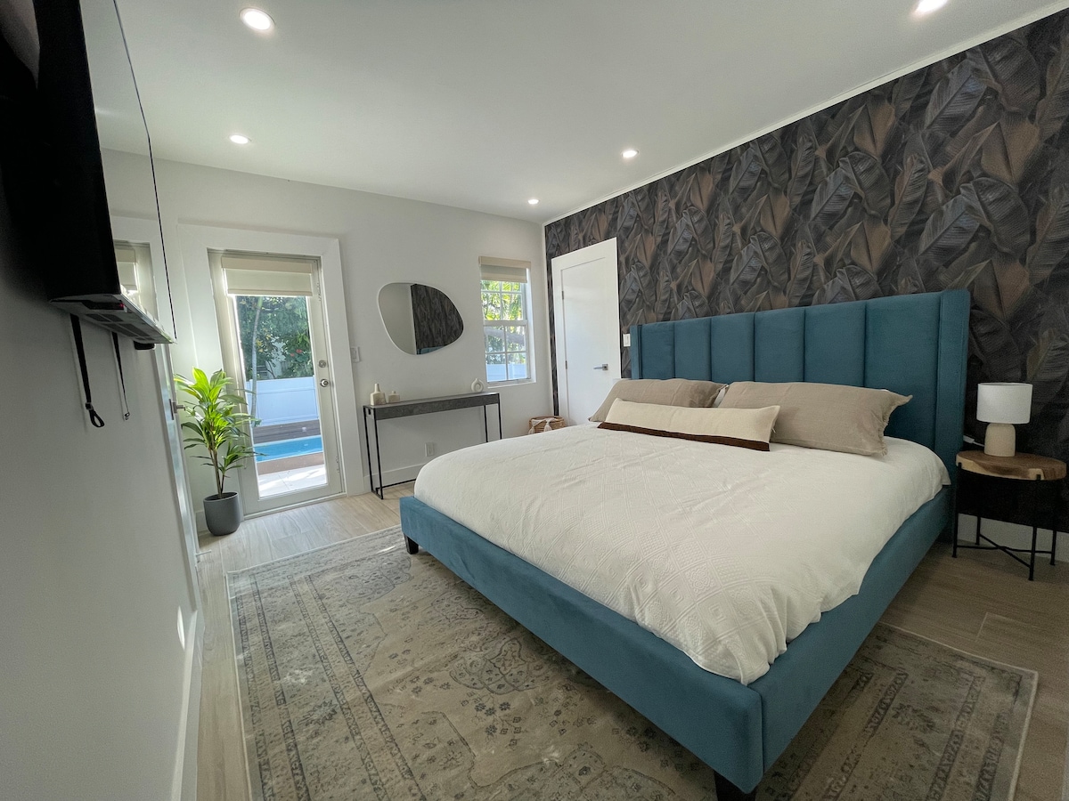 面向泳池的主卧